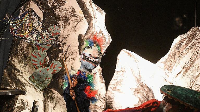 Papageno eilt herbei, um Tamino aus dem Schlund des Ungeheuers zu retten: Szene aus der „Zauberflöte“ mit Puppen und Bühnenbild von Norbert Böll im Theater Spielberg. Papageno eilt herbei, um Tamino aus dem Schlund des Ungeheuers zu retten: Szene aus der „Zauberflöte“ mit Puppen und Bühnenbild von Norbert Böll im Theater Spielberg.