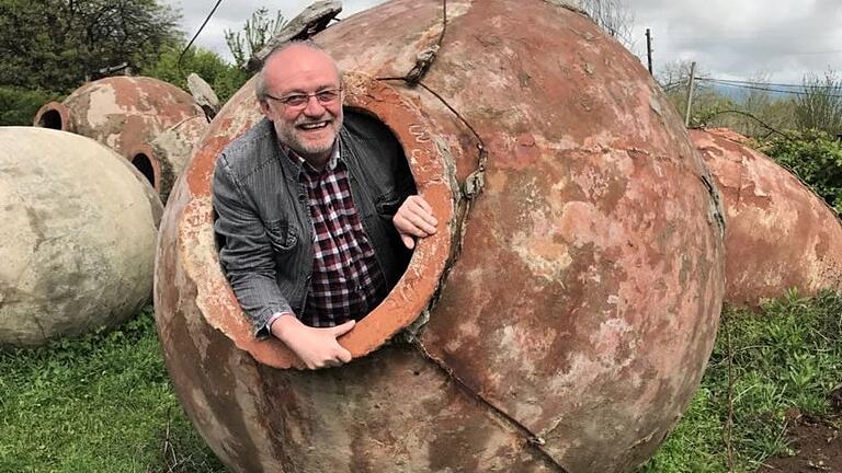 Manfred Rothe und die Amphoren: Seit 2013 hat der Bio-Winzer zwei der traditionellen Tongefäße aus Georgien in seinem Weinkeller.