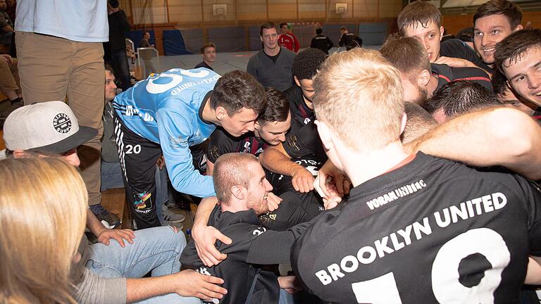 „Brooklyn United“ – Brucker vereint: Nach dem Sieg über die DJK Waldbüttelbrunn scharen sich die Bayernliga-Handballer des TV Erlangen-Bruck um ihren früheren Mitspieler Tobias Büttner (links) und widmen ihm die beiden Punkte.