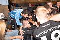 „Brooklyn United“ – Brucker vereint: Nach dem Sieg über die DJK Waldbüttelbrunn scharen sich die Bayernliga-Handballer des TV Erlangen-Bruck um ihren früheren Mitspieler Tobias Büttner (links) und widmen ihm die beiden Punkte.