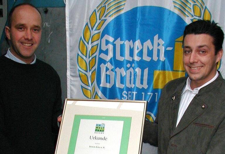 Seit vielen Jahren vom Umweltpakt überzeugt ist die Brauerei Streck in Ostheim vor der Rhön. Schon 2006 erhielt Firmenchef Axel Kochinki (links, hier mit Braumeister Gerhard Felber) für das ökologische Engagement von Streck-Bräu im Rahmen des Umweltpaktes eine Auszeichnung der Staatsregierung.