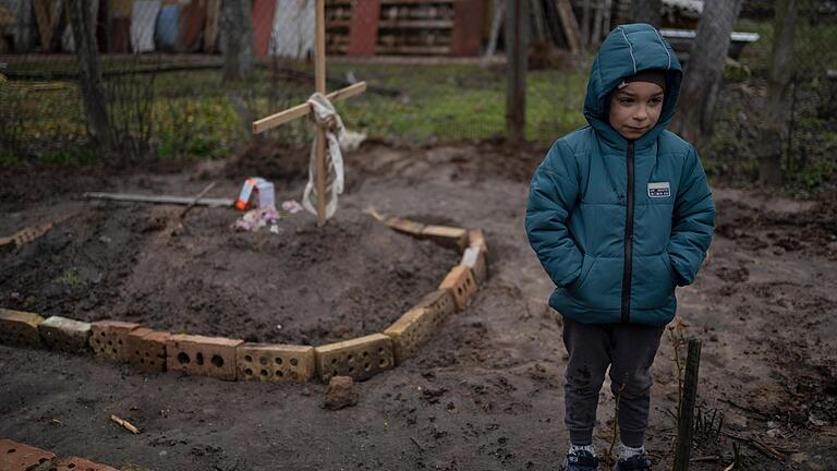 Ein Sechsjähriger steht in Kiew in der Nähe des Grabes seiner Mutter, die an den Folgen von Hunger und der Belastung durch den Krieg gestorben sei. So beschreibt die Agentur, von der dieses Bild stammt, das Foto, das für sie eine hohe Relevanz hat.