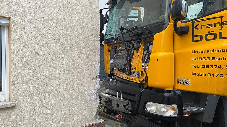 Ein Lastwagen rutschte in Karlburg am Dienstagmorgen auf spiegelglatter Straße gegen eine Hausecke.