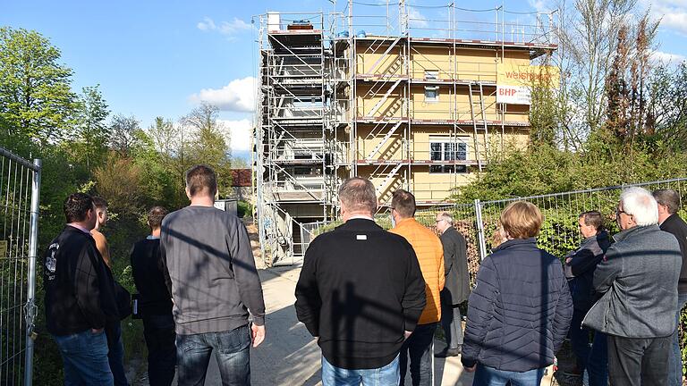 Im Vorfeld der Sitzung und auch zur Vorbereitung auf den entsprechenden Tagesordnungspunkt in der Sitzung, traf sich das Eußenheimer Ratsgremium zur Ortseinsicht am Rohbau der Grundschule 'Kirchenburg' in Aschfeld, um sich über den aktuellen Bauzustand zu informieren.