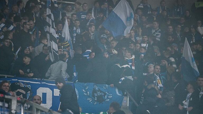 FC Augsburg - TSG 1899 Hoffenheim.jpeg       -  Böllerwurf sorgte für Rauch im Fanblock des TSG Hoffenheim.