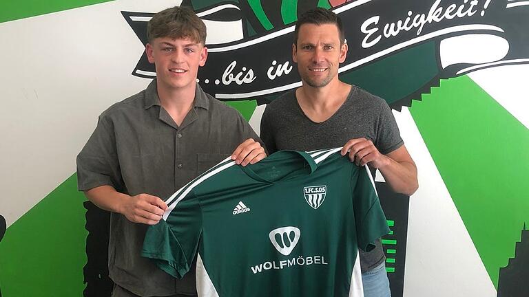 Neuverpflichtung: Valentin Schmitt (links, hier mit Sportleiter Andreas Brendler) kehrt vom FSV Mainz zurück zum FC 05 Schweinfurt. Neuverpflichtung: Valentin Schmitt (links, hier mit Sportleiter Andreas Brendler) kehrt vom FSV Mainz zurück zum FC 05 Schweinfurt.