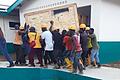 Mit vereinten Kräften: Helfer bringen ein Strahlenschutzfenster der Lohrer Firma in eine neu gebaute Krankenstation in Liberia. Rund 160 Kilo wiegt ein solches Fenster mit Bleiglas und Blei im Rahmen.