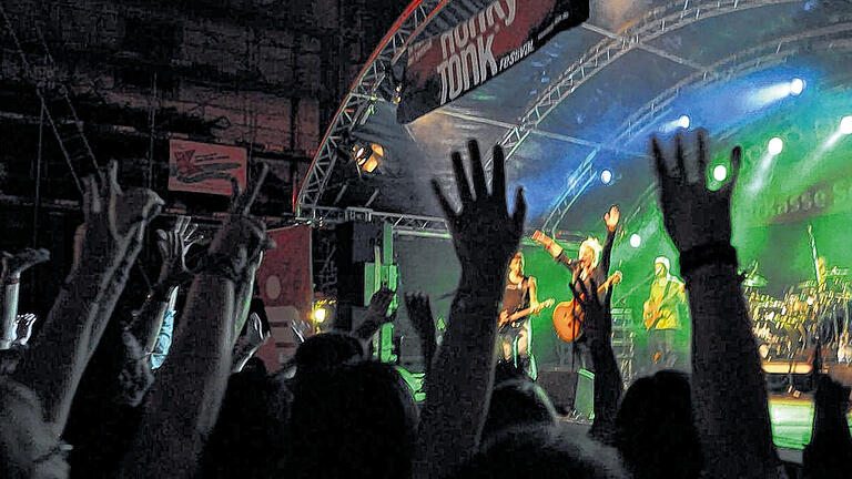 Nacht der Kneipen, der Freiluftbühnen und der Musik: Eine Aufnahme vom Honky Tonk aus dem Jahr 2010. Nacht der Kneipen, der Freiluftbühnen und der Musik: Eine Aufnahme vom Honky Tonk aus dem Jahr 2010.