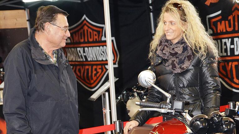 Motorradmesse Wheelies       -  Träumen und Probesitzen erlaubt: Die Motorradmesse 'Wheelies' in der Frankenhalle in Dettelbach hat auch im 9. Jahr ihres Bestehens nichts von ihrer Anziehungskraft verloren. So kamen am Wochenende wieder zwischen 4500 und 5500 Besucher aus dem gesamten nordbayerischen Raum sowie dem benachbarten Thüringen und Hessen an den Main, um über die waghalsigen Stunts von Horst Hoffman zu staunen, sich über die Neuigkeiten auf dem Motorradmarkt zu informieren und zumindest schon mal vom Sommer und dem einen oder anderen Ausflug auf zwei Rädern zu träumen.