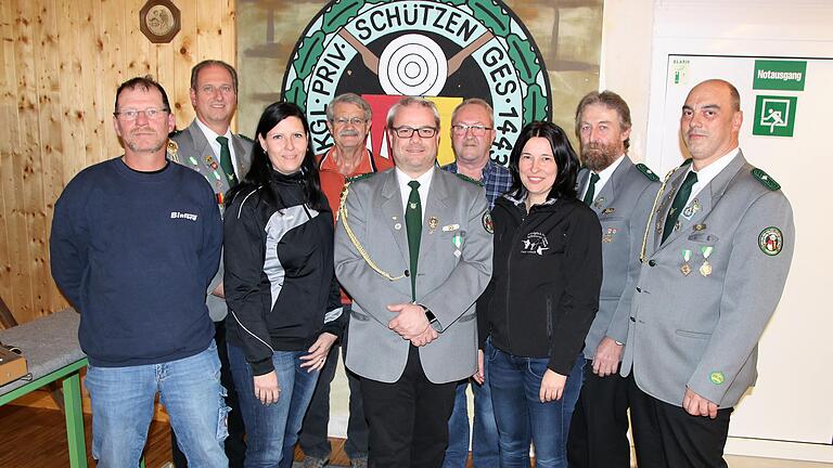 Die Volkacher Schützen haben gewählt und geehrt: (von links) Ronald Günther, Schützenmeister Uwe Gimperlein, Katja Mendel, Rudolf Wagenhäuser, stellvertretender Schützenmeister Michael Skoda, Anton Götz, Caroline Ganzinger, Jugendleiter Fred Grimm und Schatzmeister Harald Thurn.