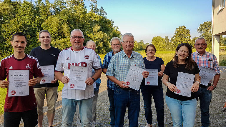 Für 25-jährige Mitgliedschaft wurden geehrt Achim Siebenschuck (vorne von links), Michael Höller und Clemens Behr, für zehnjährige Eva Kürschner sowie Mario Souffa (hinten von links) Erich Kegel, Karl-Heinz Volk, Rosi Kürschner und Werner Hellmann. Nicht auf dem Bild Kathrin Hellmann.