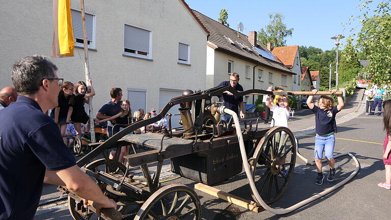 Die Feuerwehr Schmachtenberg führte den Festgästen vor, wie in damaliger Zeit mit der Löschpumpe in Handbetrieb gearbeitet wurde. Die Feuerwehr Schmachtenberg führte den Festgästen vor, wie in damaliger Zeit mit der Löschpumpe in Handbetrieb gearbeitet wurde.