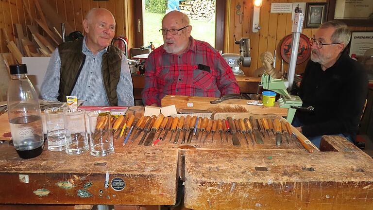 Werkstattgespräche in Schmalwasser: Robert Holzheimer, Günther Holzheimer und Manfred Bühner (von links) erzählten, wie es früher in Schmalwasser war.