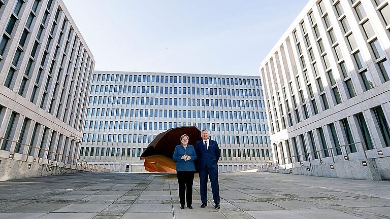 Eröffnung neue BND-Zentrale       -  Im &bdquo;Burghof&ldquo;: Bundeskanzlerin Angela Merkel und BND-Präsident Bruno Kahl vor der geometrischen Fassade der neuen BND-Nachrichtenzentrale.