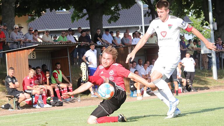 Mit letztem Einsatz: Turner Patrick Werner (links) stoppt den Flügellauf des 05ers Kevin Fery. Mit letztem Einsatz: Turner Patrick Werner (links) stoppt den Flügellauf des 05ers Kevin Fery.