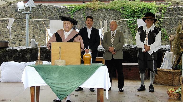 Adolf Büttner (links) eröffnete als Vorsitzender der Kirchenburgfreunde 2016 mit dem Schirmherrn Sandro Kirchner (2.v.l.) und Bürgermeister Ulrich Waldsachs (3.v.l.) das Historienfest in Ostheim. Mit im Bild (rechts) der stellvertretende Vereinsvorsitzende Udo Trabert, der im Theaterstück den früheren Bürgermeister Heim mimte. Adolf Büttner (links) eröffnete als Vorsitzender der Kirchenburgfreunde 2016 mit dem Schirmherrn Sandro Kirchner (2.v.l.) und Bürgermeister Ulrich Waldsachs (3.v.l.) das Historienfest in Ostheim. Mit im Bild (rechts) der stellvertretende Vereinsvorsitzende Udo Trabert, der im Theaterstück den früheren Bürgermeister Heim mimte.