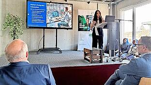 Chantal Klier, Doktorandin an der Julius-Maximilians-Universität Würzburg, bei ihrem Vortrag über soziale Roboter und deren Einsatz in der Pflege.       -  Chantal Klier, Doktorandin an der Julius-Maximilians-Universität Würzburg, bei ihrem Vortrag über soziale Roboter und deren Einsatz in der Pflege.