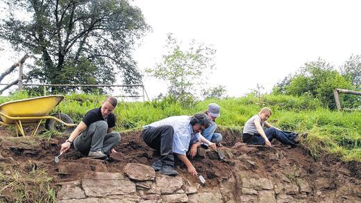 Ausgrabungen: Studenten am Partensteiner Schlossberg. 2012 soll das Gelände des Klosters erforscht werden.