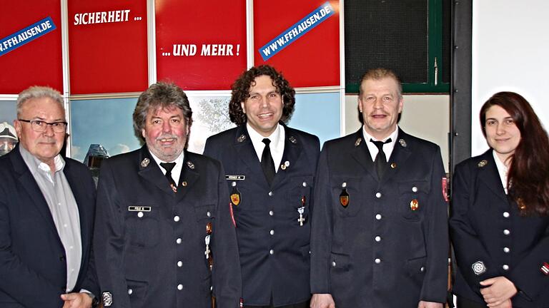 Bürgermeister Thomas Leiner (links) und stellvertretende. Kommandantin Alexandra Müller gratulierten zur Vereinsehrennadel (weiter von links): Gerhard Fels, Mario Rösner und Jochen Nürnberger. Bernd Czelustek       -  Bürgermeister Thomas Leiner (links) und stellvertretende. Kommandantin Alexandra Müller gratulierten zur Vereinsehrennadel (weiter von links): Gerhard Fels, Mario Rösner und Jochen Nürnberger. Bernd Czelustek