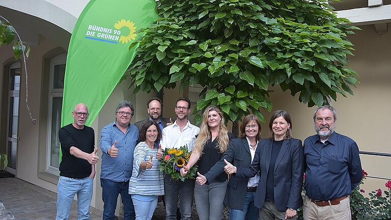 Volle Unterstützung für Sven Winzenhörlein, den Bürgermeisterkandidaten der Grünen in Höchberg (von links): Gemeinderat  Johannes Väthjunker, Kreisrat Gerhard Müller, Landtagsabgeordnete Kerstin Celina, Stadtrat Patrick Friedl, Sven Winzenhörlein, Ortsvorsitzende Sophia Ilg, stellvertretende Landrätin Karen Heußner, Bundestagsabgeordnete Manuela Rottmann sowie Gemeinderat Walter Feineis.