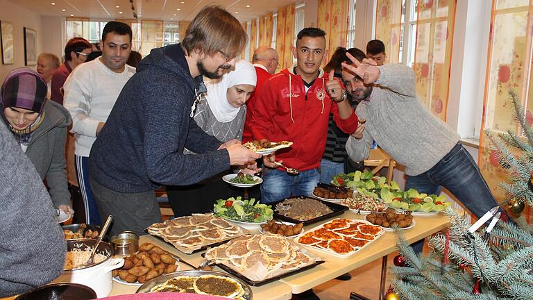 Ein üppiges Buffet mit vielen arabischen Gerichten, gekocht von syrischen Familien, stand für die Besucher des Begegnungsnachmittags im November 2016 in der Carl-Fritz-Stube zum Probieren bereit. Einheimische und Neubürger ließen es sich zusammen schmecken.