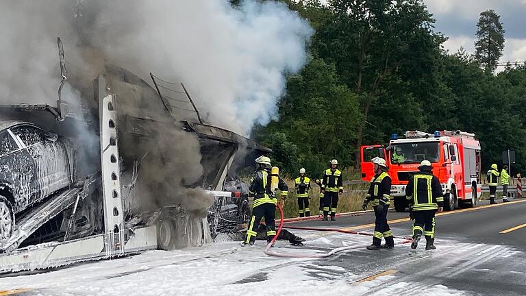 Bei dem Feuer wurden der Transporter und acht neue Audis völlig zerstört. Der Lkw-Fahrer konnte sich rechtzeitig in Sicherheit bringen.