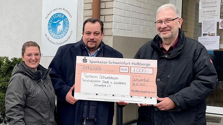 Einen Scheck über 1000 Euro erhielt der Vorstand des Tierheims Schwebheim, Johannes Saal (Mitte), von Steuerberaterin Martina Stühler und ihrem Kollegen Markus Gropp.