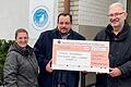 Einen Scheck über 1000 Euro erhielt der Vorstand des Tierheims Schwebheim, Johannes Saal (Mitte), von Steuerberaterin Martina Stühler und ihrem Kollegen Markus Gropp.