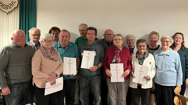 Im Bild von links: Hermann Vollmuth, Willi Weck, Betty Pfister, Anneliese Weck, Wolfgang Vay, Dieter Bauer, Josef Kleinhenz, Alexander und Rita Walter, Hedwig Schraut, Irmgard Reuß, Karola Fichna (Vorsitzende), Vay Elisabeth und Michaela Walter (Kassiererin).