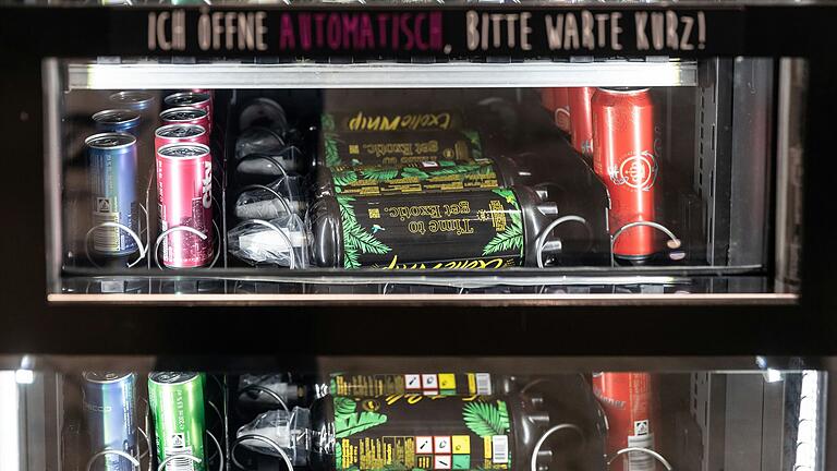 Neben verschiedenen Getränken oder Snacks sind mittlerweile auch Lachgas-Flaschen in einem Automatenladen in Würzburg zu finden. Neben verschiedenen Getränken oder Snacks sind mittlerweile auch Lachgas-Flaschen in einem Automatenladen in Würzburg zu finden. 