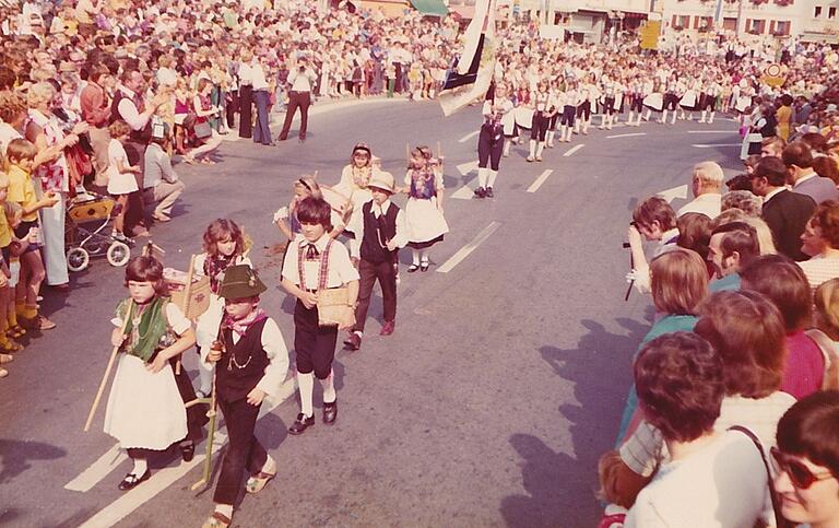 Ein großer Festzug schlängelte sich durch die Stadt. Dabei sah man vor allem viele Volkstanzgruppen aus dem Grabfeld und der Rhön. Ein großer Festzug schlängelte sich durch die Stadt. Dabei sah man vor allem viele Volkstanzgruppen aus dem Grabfeld und der Rhön.