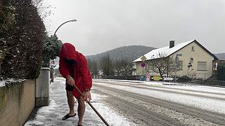 Ganz so viel Schnee hatte die Region nicht erwartet: Sonntagmorgen musste so mancher Gehsteig in Bad Kissingen geräumt werden.