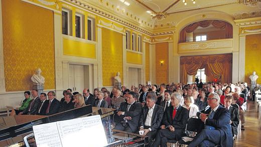 Zahlreiche Ehrengäste und Theaterfreunde gedachten im Foyer des Meininger Theaters dem hundertsten Todestag von Georg II. Zahlreiche Ehrengäste und Theaterfreunde gedachten im Foyer des Meininger Theaters dem hundertsten Todestag von Georg II.