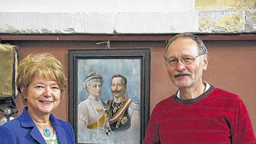 Ausstellung eröffnet: In der Alten Synagoge in Arnstein wurde die Ausstellung zum Beginn des Ersten Weltkrieges in Schweinfurt eröffnet: Im Bild Heidi Henning, Zweite Vorsitzende des Förderkreises &bdquo;Alte Synagoge Arnstein&ldquo;, und Klaus Hofmann von der &bdquo;Initiative gegen das Vergessen&ldquo; Schweinfurt.