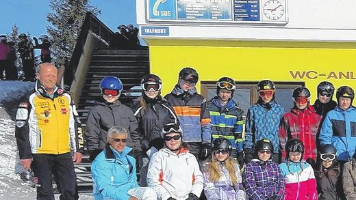 Treue Gäste: Die Sportlehrkräfte Burckhard Dreßler, Doris Langer und Skischüler der Klassen 8b und 8d im März vor der Bergstation der Schatzbergbahn.