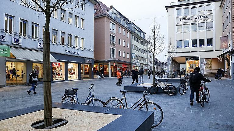 Jetzt ist auch der letzte Abschnitt der Fußgängerzone in der Eichhornstraße &ndash; zwischen der Kreuzung Spiegelstraße und der Theaterstraße &ndash; fertig, zur Freude der Anlieger gerade noch rechtzeitig zum Weihnachtsgeschäft.