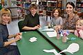 Die Freude ist groß, denn die neue Mehrgenerationenbibliothek in Segnitz wurde eröffnet. Katharina Kohrmann, Daniela Kick und Ann-Kathrin Kressmann übernahmen die Einrichtung der Bücherei.