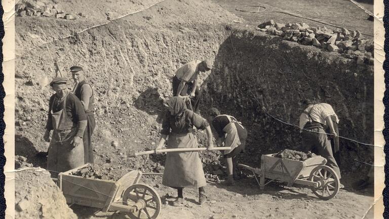 Die Gemeindeglieder leisteten Hand- und Spanndienste für ihre Kirche, im Bild bei den Aushubarbeiten für das Fundament 1954.