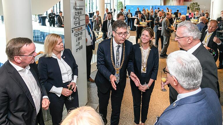 Smalltalk im Foyer mit (von links) Boris Pistorius, Nancy Faeser, Christian Schuchardt, Judith Jörg, Joachim Herrmann und Roger Lewentz.