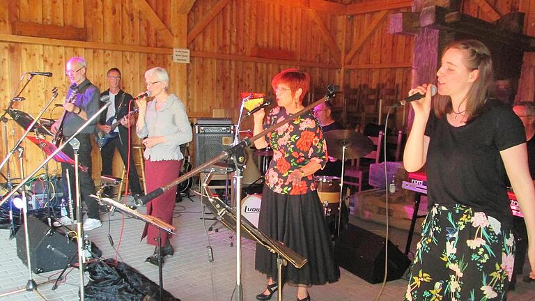 Mit einem variantenreichen Sacro-Pop-Konzert meldete sich 'Jericho' in der Saalestadt zurück (v. l.) Volker Büchs, Frank Seifert, Barbara Oschmann, Eva Schürmann und Carolin Büchs.       -  Mit einem variantenreichen Sacro-Pop-Konzert meldete sich 'Jericho' in der Saalestadt zurück (v. l.) Volker Büchs, Frank Seifert, Barbara Oschmann, Eva Schürmann und Carolin Büchs.