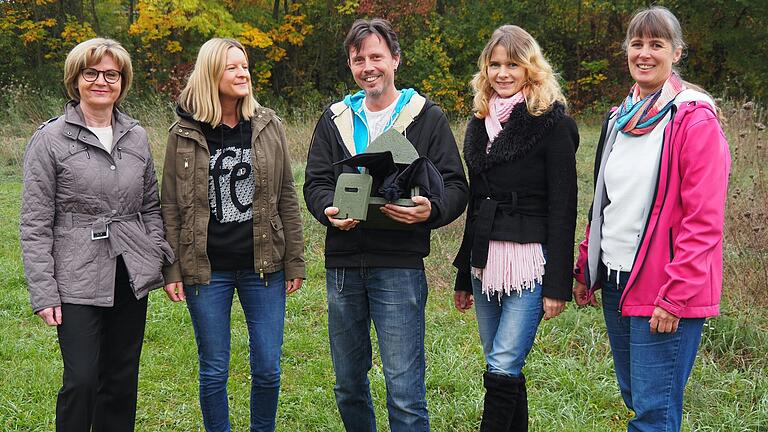 Die Fledermaus flattert gerne an der Wern: Bürgermeisterin Bettina Bärmann, Gemeindemitarbeiterin Eva Prozeller, Dr. Mirko Wölfling und Dr. Britta Uhl sowie Grünen-Gemeinderätin Kathrin Tröster freuen sich über ein vielversprechendes Schutzprojekt.