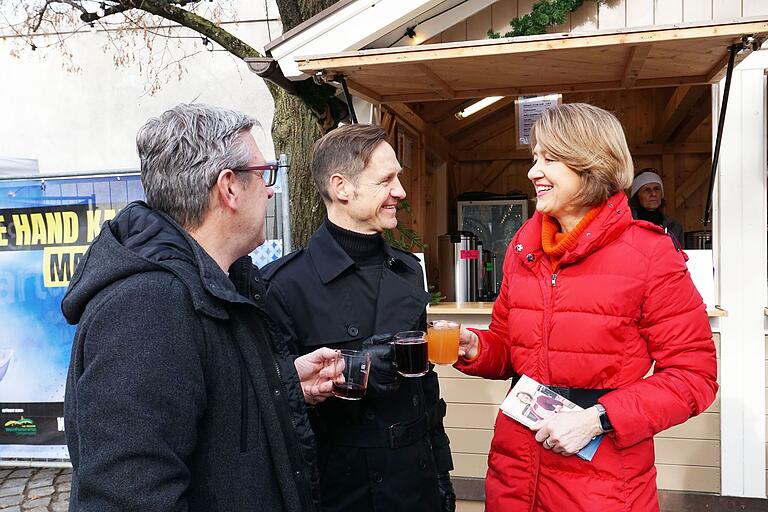 Für die Weihnachtsveranstaltung kam auch die Bundestagsabgeordnete des Wahlkreises Schweinfurt-Kitzingen, Anja Weisgerber, nach Gerolzhofen. Hier sieht man sie im Gespräch mit dem Dritten Bürgermeister Markus Reuss (links) sowie Gerolzhofens Erstem Thorsten Wozniak (Mitte).