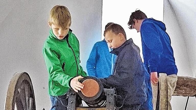 Donnerwetter: Die Gruppe aus Kolitzheim war von der historischen Stadtführung in Bad Königshofen beeindruckt. Unser Bild zeigt sie in den Kasematten.FOTO: Hanns Friedrich