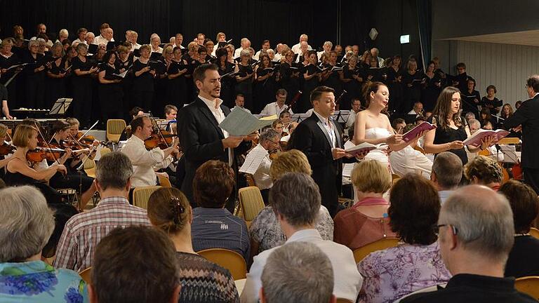 Großartig: Deutscher Ärztechor, Bayerisches Ärzteorchester und die Solisten (von links) Wilhelm Schwinghammer, Matthew Grills, Cornelia Lanz und Susanne Bernhard gaben unter Leitung von Professor Reinhard Steinberg im Rhön-Klinikum ein fantastisches Benefizkonzert.