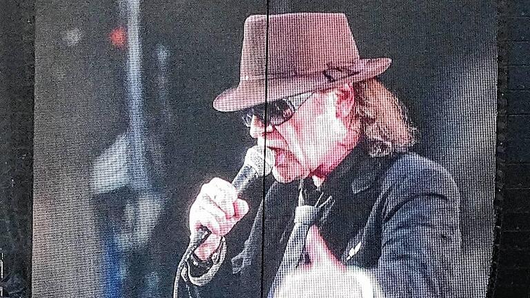 Udo Lindenberg auf Leinwand beim Konzert im Grundig-Stadion in Nürnberg.