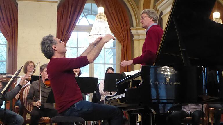 Bei der Generalprobe: Pianist Matthias Kirschnereit im Zusammenspiel mit dem Kammerorchester Bad Brückenau. Rechts steht Dirigent Johannes Moesus. Foto: Thomas Ahnert       -  Bei der Generalprobe: Pianist Matthias Kirschnereit im Zusammenspiel mit dem Kammerorchester Bad Brückenau. Rechts steht Dirigent Johannes Moesus. Foto: Thomas Ahnert