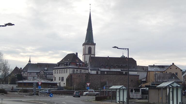 Der Kirchhügel zwischen Rechtenbach- und Lohrbachtal ist die Urzelle Lohrs. Archäologische Funde legen nahe, dass er bereits 500 Jahre vor Beginn unserer Zeitrechnung bewohnt war. Der Kirchhügel zwischen Rechtenbach- und Lohrbachtal ist die Urzelle Lohrs. Archäologische Funde legen nahe, dass er bereits 500 Jahre vor Beginn unserer Zeitrechnung bewohnt war. 