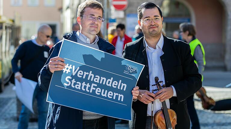 Rund 50 Musiker aus ganz Bayern solidarisierten sich am 10. Oktober bei einem Flashmob mit den Forderungen der Staatsbad Philharmonie. Rechts der nun entlassene Orchesterleiter Burghard Tölke.&nbsp;