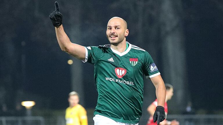 Auf seine Torjäger-Qualitäten kann sich der FC 05 Schweinfurt verlassen: Adam Jabiri, der auch schon das Trikot der Würzburger Kickers getragen hat. Auf seine Torjäger-Qualitäten kann sich der FC 05 Schweinfurt verlassen: Adam Jabiri, der auch schon das Trikot der Würzburger Kickers getragen hat.