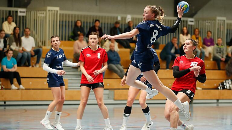 Hannah Lichtlein (vorne) vom HSV Bergtheim beim Wurf: Die Bergtheimer Handballerinnen haben sich als Erste ihrer Vorrundengruppe Nord für die Aufstiegsrunde der Bayernliga qualifiziert. Das abschließende Vorrundenspiel gewannen die Bergtheimerinnen gegen Stadeln, wodurch sie ihre Ausgangslage für die Aufstiegsrunde noch mal verbesserten.